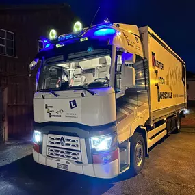 KMFahrschule Lastwagen bei Nacht