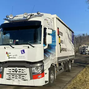 KMFahrschule Lastwagen im Sommer