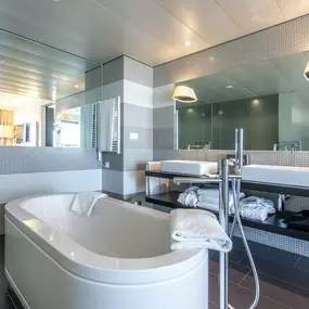 Suite bathroom