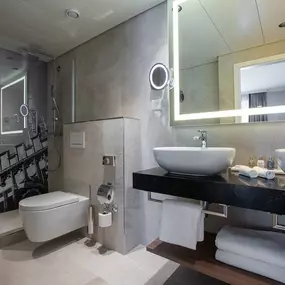 Suite bathroom