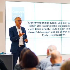 Seit zehn Jahren berät Roland Ullrich private wie professionelle Anleger und Trader, schreibt Fachbeiträge und Bücher, hält Vorträge und leitet Seminare zu den Themen Trading-Psychologie und hirngerechte Börsenstrategien in Frankfurt.