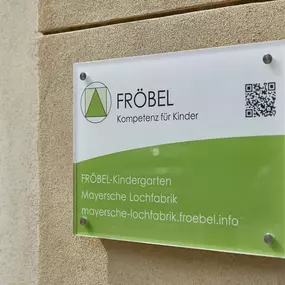 Außenaufnahme Schild, FRÖBEL-Kindergarten & Familienzentrum Mayersche Lochfabrik, © 2023 FRÖBEL e.V. Alle Rechte vorbehalten