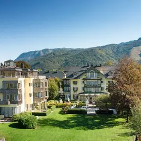 Hotel in Strobl Wolfgangsee
Brandauers Villen****
„Ankommen. Abschalten. Balance finden.“

See, Berge und ein Hotel zum Wohlfühlen: Das sind die drei besten Zutaten für einen unvergesslichen Urlaub am Wolfgangsee im Salzkammergut.

Im Vier Sterne Seehotel Brandauers Villen in Strobl werden alle Wünsche erfüllt. Von früh bis spät begleitet unsere Gäste der faszinierende Ausblick auf den glasklaren Wolfgangsee.

Moderne, helle Zimmer, hochwertige Kulinarik, exklusiver Seezugang und die optimale La