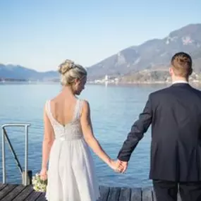Hotel in Strobl Wolfgangsee
Brandauers Villen****
„Ankommen. Abschalten. Balance finden.“

See, Berge und ein Hotel zum Wohlfühlen: Das sind die drei besten Zutaten für einen unvergesslichen Urlaub am Wolfgangsee im Salzkammergut.

Im Vier Sterne Seehotel Brandauers Villen in Strobl werden alle Wünsche erfüllt. Von früh bis spät begleitet unsere Gäste der faszinierende Ausblick auf den glasklaren Wolfgangsee.

Moderne, helle Zimmer, hochwertige Kulinarik, exklusiver Seezugang und die optimale La
