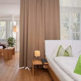 Hotel in Strobl Wolfgangsee
Brandauers Villen****
„Ankommen. Abschalten. Balance finden.“

See, Berge und ein Hotel zum Wohlfühlen: Das sind die drei besten Zutaten für einen unvergesslichen Urlaub am Wolfgangsee im Salzkammergut.

Im Vier Sterne Seehotel Brandauers Villen in Strobl werden alle Wünsche erfüllt. Von früh bis spät begleitet unsere Gäste der faszinierende Ausblick auf den glasklaren Wolfgangsee.

Moderne, helle Zimmer, hochwertige Kulinarik, exklusiver Seezugang und die optimale La