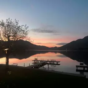Hotel in Strobl Wolfgangsee
Brandauers Villen****
„Ankommen. Abschalten. Balance finden.“

See, Berge und ein Hotel zum Wohlfühlen: Das sind die drei besten Zutaten für einen unvergesslichen Urlaub am Wolfgangsee im Salzkammergut.

Im Vier Sterne Seehotel Brandauers Villen in Strobl werden alle Wünsche erfüllt. Von früh bis spät begleitet unsere Gäste der faszinierende Ausblick auf den glasklaren Wolfgangsee.

Moderne, helle Zimmer, hochwertige Kulinarik, exklusiver Seezugang und die optimale La