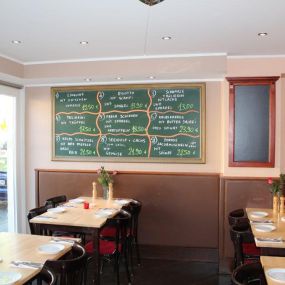 RISTORANTE TRATTORIA | CASA MASSIMO | Düsseldorf-Kaiserswerth
Ob Sie Ihre Mittagspause bei uns verbringen oder ein gemütliches Abendessen, bei uns ist jeder Besuch etwas besonders.
Kommen Sie als Gast – gehen Sie als Freund!
Ihr Massimo