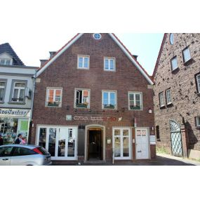 RISTORANTE TRATTORIA | CASA MASSIMO | Düsseldorf-Kaiserswerth
Ob Sie Ihre Mittagspause bei uns verbringen oder ein gemütliches Abendessen, bei uns ist jeder Besuch etwas besonders.
Kommen Sie als Gast – gehen Sie als Freund!
Ihr Massimo