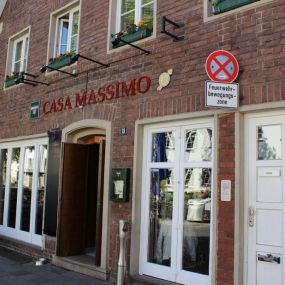 RISTORANTE TRATTORIA | CASA MASSIMO | Düsseldorf-Kaiserswerth
Ob Sie Ihre Mittagspause bei uns verbringen oder ein gemütliches Abendessen, bei uns ist jeder Besuch etwas besonders.
Kommen Sie als Gast – gehen Sie als Freund!
Ihr Massimo