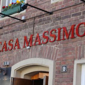 RISTORANTE TRATTORIA | CASA MASSIMO | Düsseldorf-Kaiserswerth
Ob Sie Ihre Mittagspause bei uns verbringen oder ein gemütliches Abendessen, bei uns ist jeder Besuch etwas besonders.
Kommen Sie als Gast – gehen Sie als Freund!
Ihr Massimo