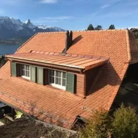 Wohnhaus in Oberhofen.
Dachsanierung mit Biberschwanzziegel, Schlepper Doppelfalzdach in Kupfer.