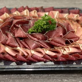 Plat de charcuterie de trois sortes de viande différentes