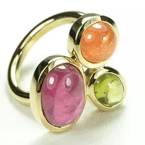 Ring in Gelbgold mit rosa Turmalin-, Mandaringranat- und Peridotcabochon