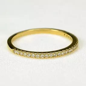 Schmaler Ring mit Brillanten besetzt