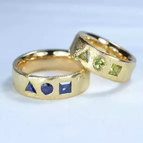 Eheringe in 750/000 Gelbgold mit Safiren und Peridot