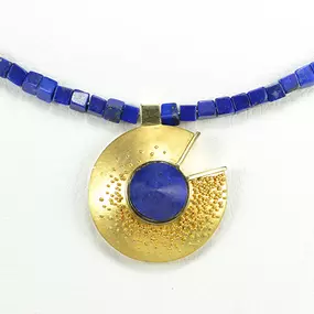 Lapis Lazuli Würfelkette mit granuliertem Mittelstück