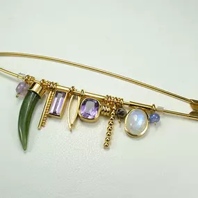 Große Sicherheitsnadel mit vielen Anhängern