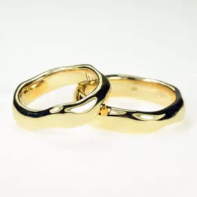 Trauringe in Wellenform in 750/000 Gelbgold