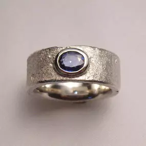 Silberring mit Saphir