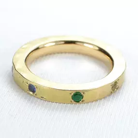 Ringe in 750/000 Gelbgold, mit Farbsteinen