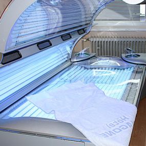 Falls Du deinem Körper nicht nur die richtige Ausdauer und Form, sondern auch noch die entsprechende Farbe gönnen willst, so kannst Du das auf unserem Ergoline Open Sun Solarium tun.