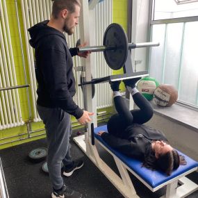 ERSTKLASSIGE BETREUUNG
EXKLUSIV BEI UNS UND EINZIGARTIG IN BAYREUTH
Der Active-Fitness-Club bietet Dir stets und zu jeder Zeit, eine erstklassige Betreuung durch unser erfahrenes und top qualifiziertes Trainerteam an. Ein Anspruch, der für uns selbstverständlich ist!