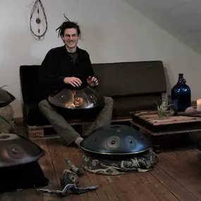 Wir führen Dich in die Welt der Handpans ein. Wir erklären Dir die Unterschiede und worauf Du beim Kauf Deiner Handpan achten solltest. Wir gehen auf Deine Fragen und Vorlieben ein und finden gemeinsam die richtige Handpan für Dich.