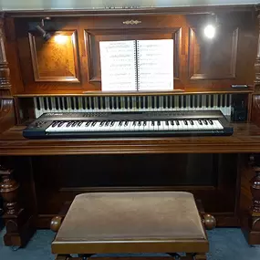 Digitalpiano im Inneren eines kunstvoll gearbeiteten historischen Klaviergehäuses. Vereint moderne Klaviertechnik mit traditionellem Design.