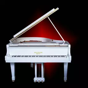 Ein weißer Konzertflügel der Marke Beltmann auf schwarzem Hintergrund. Stilvolles Instrument für Bühne und Wohnzimmer mit edlem Design.