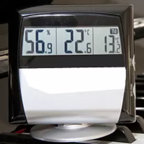 Digitales Hygrometer auf einem Klavier zur Messung von Luftfeuchtigkeit und Temperatur. Wichtig für die richtige Klimakontrolle und den Werterhalt von Flügeln und Klavieren.