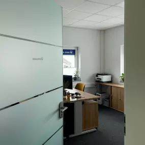 Willkommen in unserem Büro. Hier arbeiten wir tagtäglich daran, für euch die besten Lösungen zu finden. Mit einem modernen Arbeitsplatz, einem klaren Fokus und einem gemütlichen Ambiente sind wir bereit, eure Anliegen schnell und effizient zu bearbeiten.

Schaut bei uns vorbei oder schreibt uns direkt, wir freuen uns auf euch!

Unsere Öffnungszeiten täglich von:
Mo - Fr: 9:00 Uhr bis 18:00 Uhr
Zandter Steig 1, 93468 Miltach