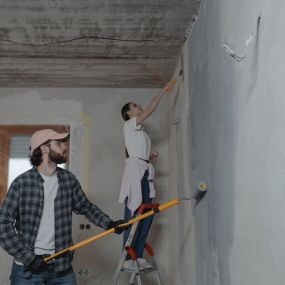 Renovierung mit malerarbeiten auf Baustelle