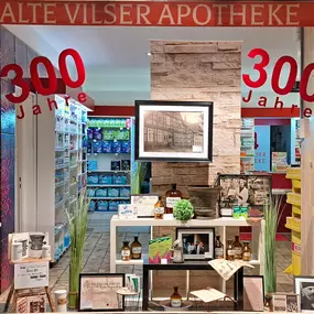 Schaufenster 300 Jahre Alte Vilser Apotheke.