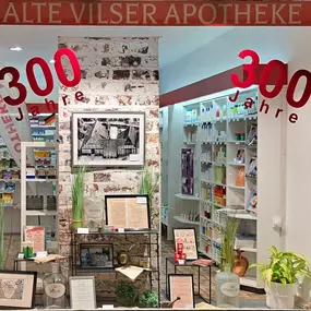 Schaufenster 300 Jahre Alte Vilser Apotheke.