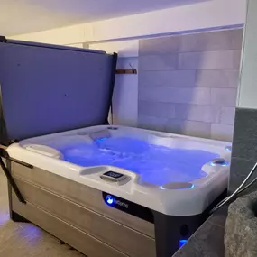 Posa vasca idro massaggio HOTSPRING a Malvaglia