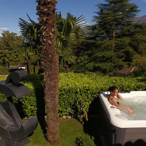 Posa vasca idro massaggio HOTSPRING ad Arcegno TI