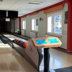 Unsere 2 Bowlingbahnen im KUBRA Bad Lobenstein. Die Eventlocation für Partys, Familien- & Firmenfeiern. Oder ein Abend auf der Bowlingbahn. KUBRA inBad Lobenstein im Saale Orla Kreis in Thüringen