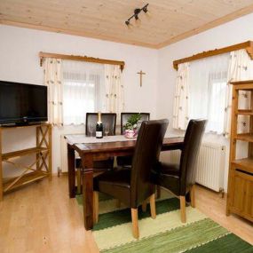 ZIMMER 1 - FAMILIENZIMMER
Für 2 - 4 Personen

 

Blick auf Berg,- und Wiesenpanorama.
Schlafzimmer, Wohn,- und Esszimmer, Küche mit Geschirrspüler, Dusche, WC, Flat-TV, Föhn.

 

Unser direkt am Wolfgangsee gelegenes Haus erwartet Sie mit modern eingerichteten, komfortablen Zimmern, Wellnessbereich und hauseigenem Strand. Unser großzügiges Familienzimmer bietet 2-4 Personen Platz und verfügt über alle Annehmlichkeiten!