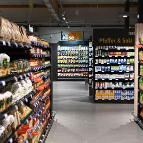 Innenansicht des tegut... Supermarktes mit Blick auf die Käse Kühlregale und Nudeln