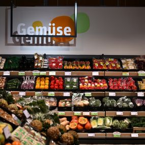 Obst- und Gemüseabteilung im tegut... Supermarkt in Ingolstadt