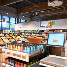 Obst- und Gemüseabteilung im tegut... Supermarkt in Ingolstadt mit einer großen und vielfältigen Auswahl an frischen Produkten.