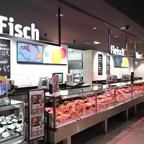 Feinkost-Bedientheken im tegut... Supermarkt in Ingolstadt mit frischem Fisch, Fleisch, Wurst und Käse.