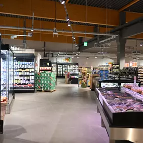 Nachhaltige Kühlregale und Tiefkühltheken im tegut... Supermarkt, die mit natürlichen Kältemitteln betrieben werden.