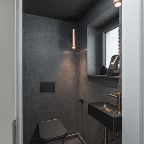 Gäste WC in Schwarz gestaltet WoW Effekt Spachteltechnik