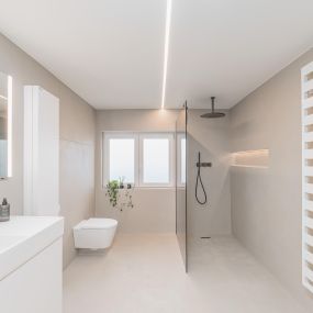 Fugenloses Bad mit Direkter LED Beleuchtung an der decke und in der Nische