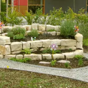 Trockenmauer für optische Gestaltungen im Garten_Werner Anderlik Garten- und Landschaftsbau GmbH