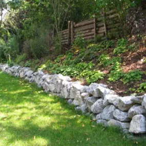 Trockenmauer zur Befestigung von Böschungen_Werner Anderlik Garten- und Landschaftsbau