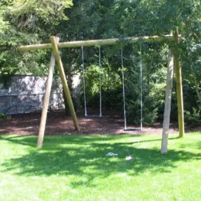 Spielplatzgeräte: Kinderschaukel_Werner Anderlik Garten- und Landschaftsbau