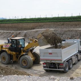 Lastwagen mit Bagger - Hochuli AG - Kies, Sand und Beton - Kölliken AG - Aargau