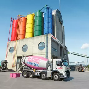 Farbige Silos und Lastwagen Betonmischer -  Hochuli AG - Kies, Sand und Beton - Kölliken AG - Aargau